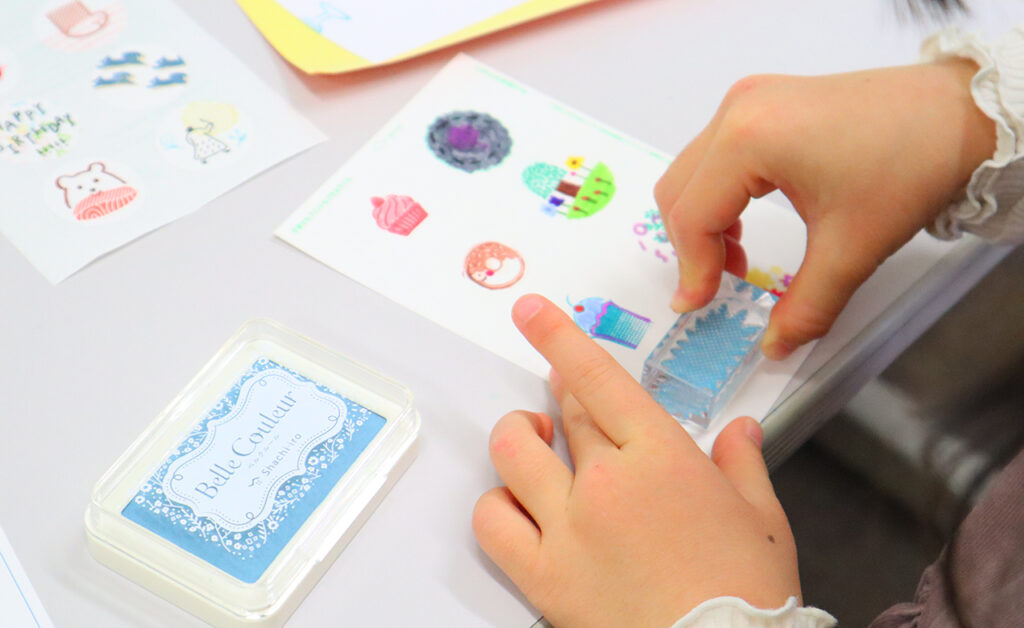 スタンプパッド「ベルクルール」で12色の紙に押してみた